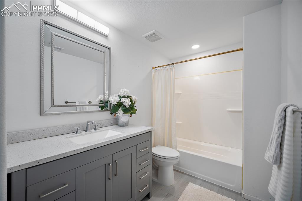 Image 41 of 45: Bathroom