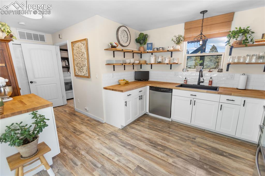 Image 10 of 29: Kitchen