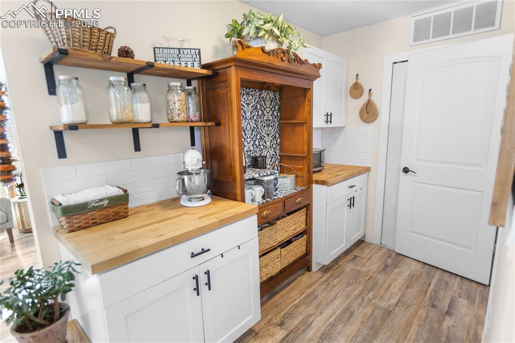 Image 11 of 29: Kitchen