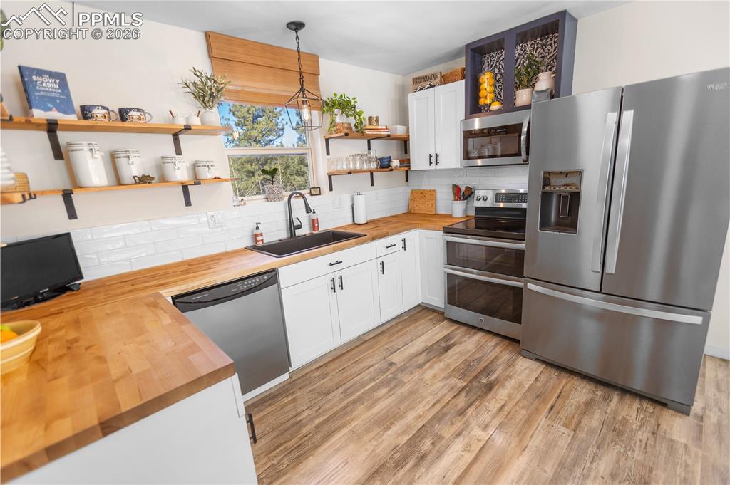 Image 9 of 29: Kitchen