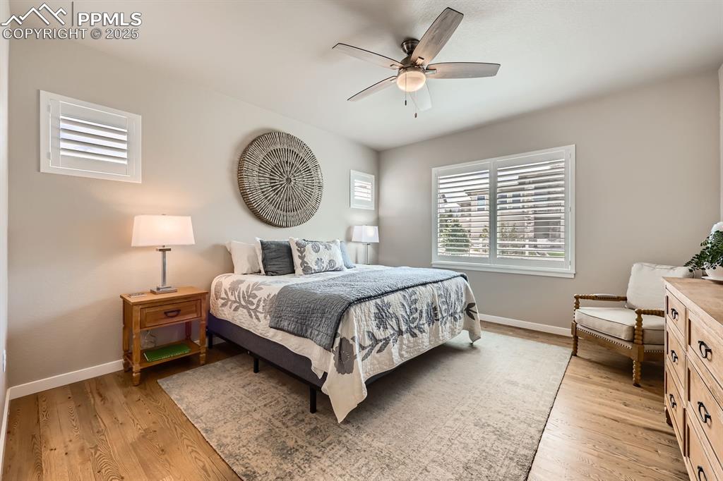 Image 11 of 27: Bedroom