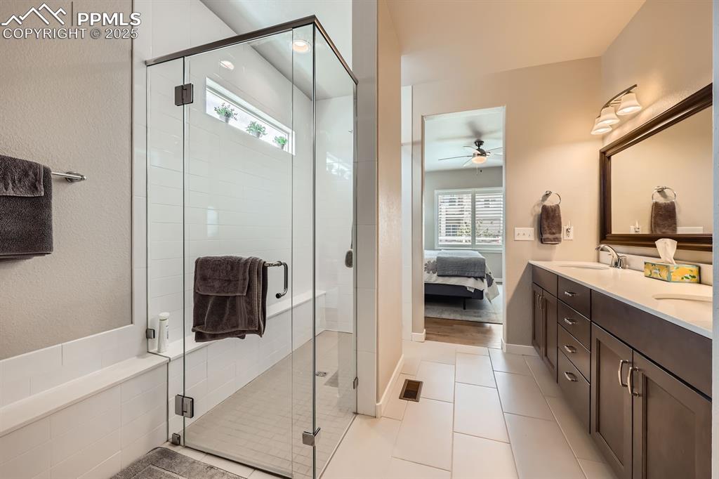 Image 13 of 27: Bathroom