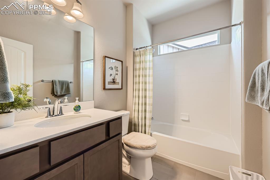 Image 16 of 27: Bathroom