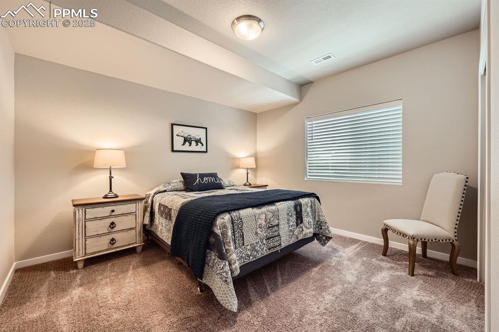 Image 19 of 27: Bedroom