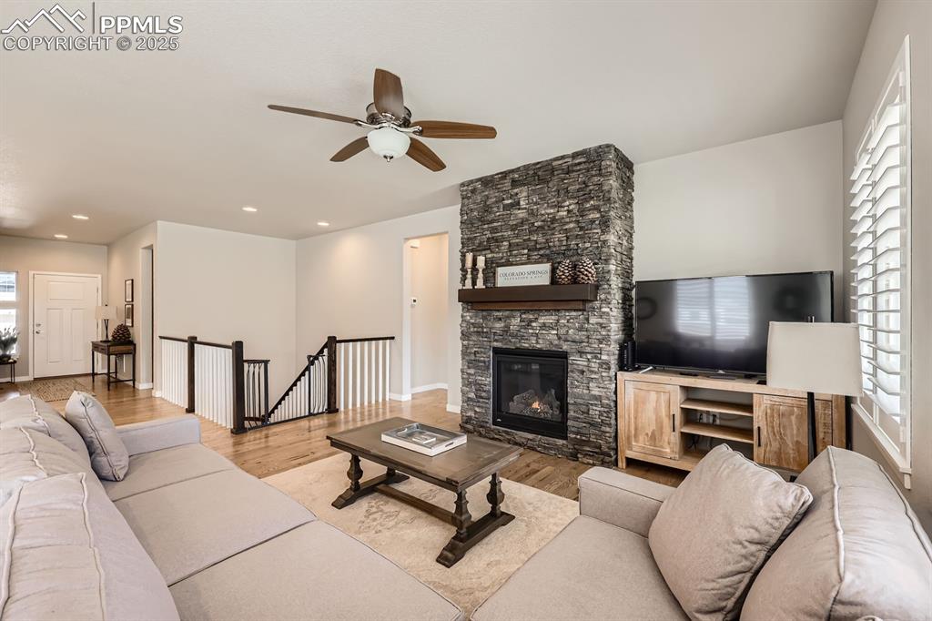 Image 4 of 27: Living Room