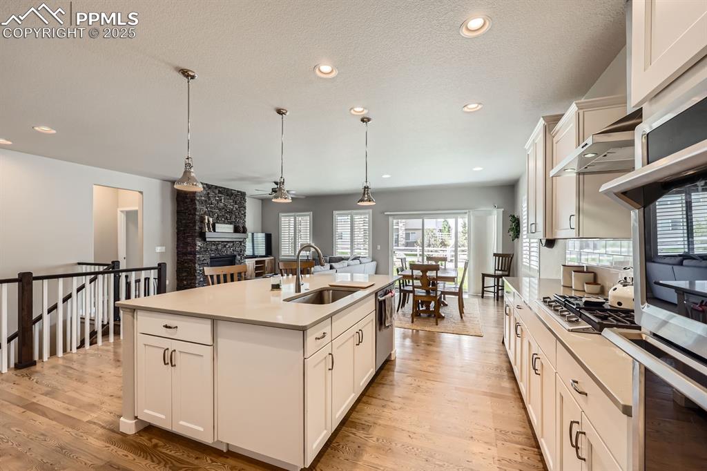 Image 8 of 27: Kitchen