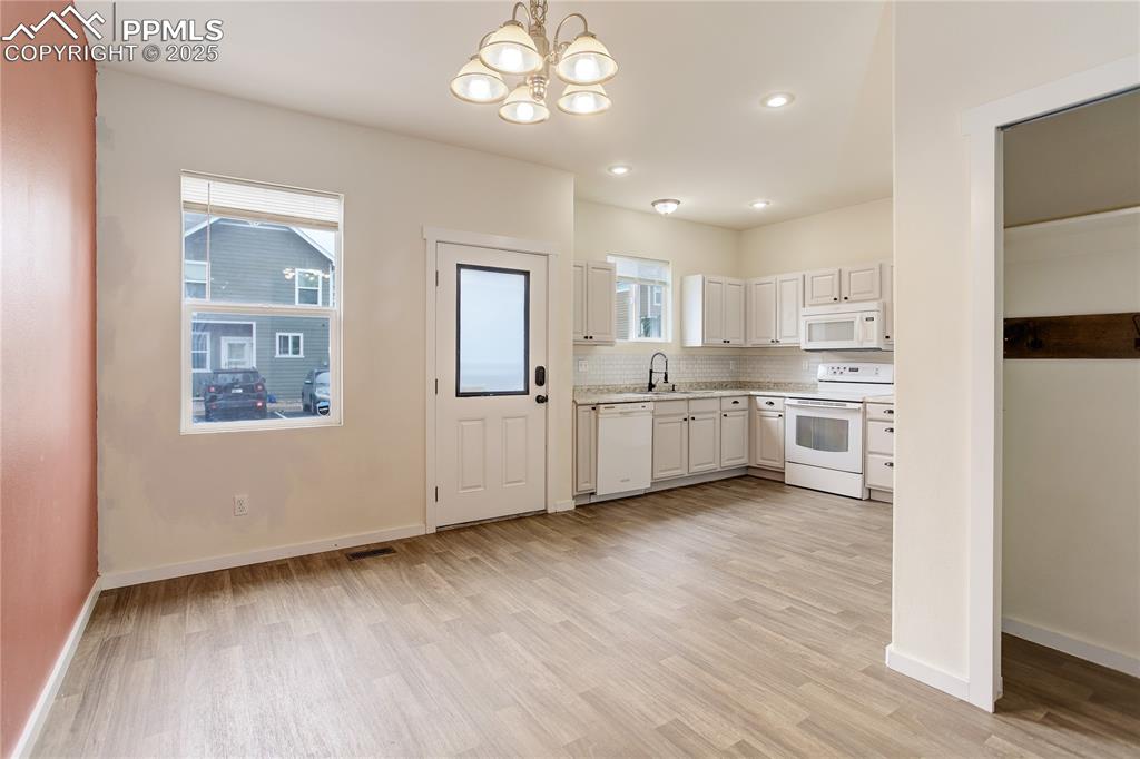 Image 10 of 30: Dining Area