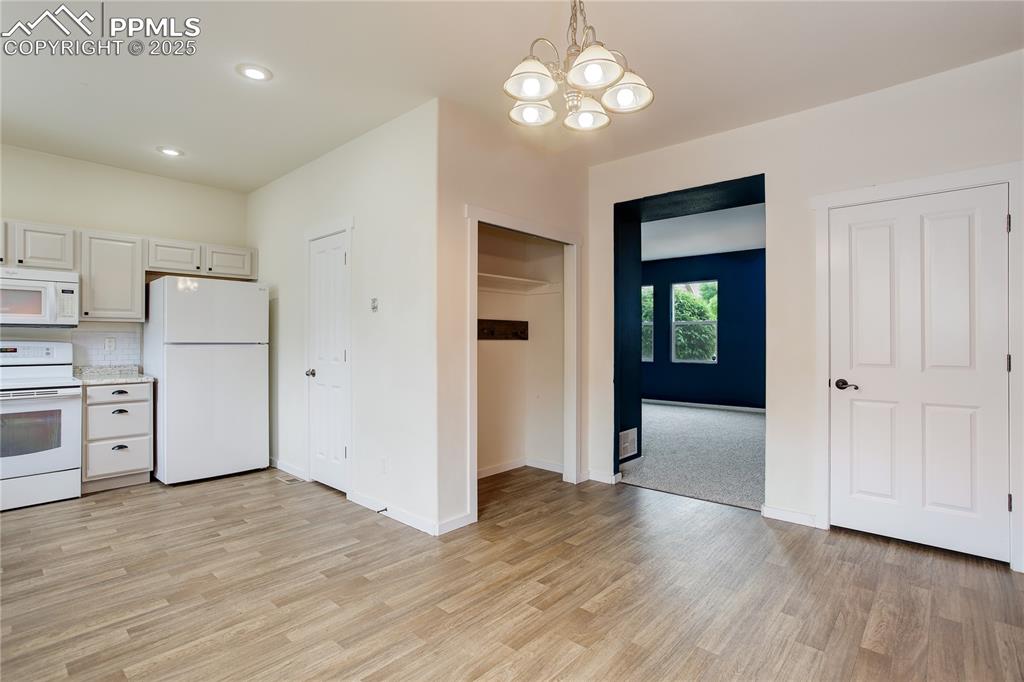 Image 14 of 30: Kitchen