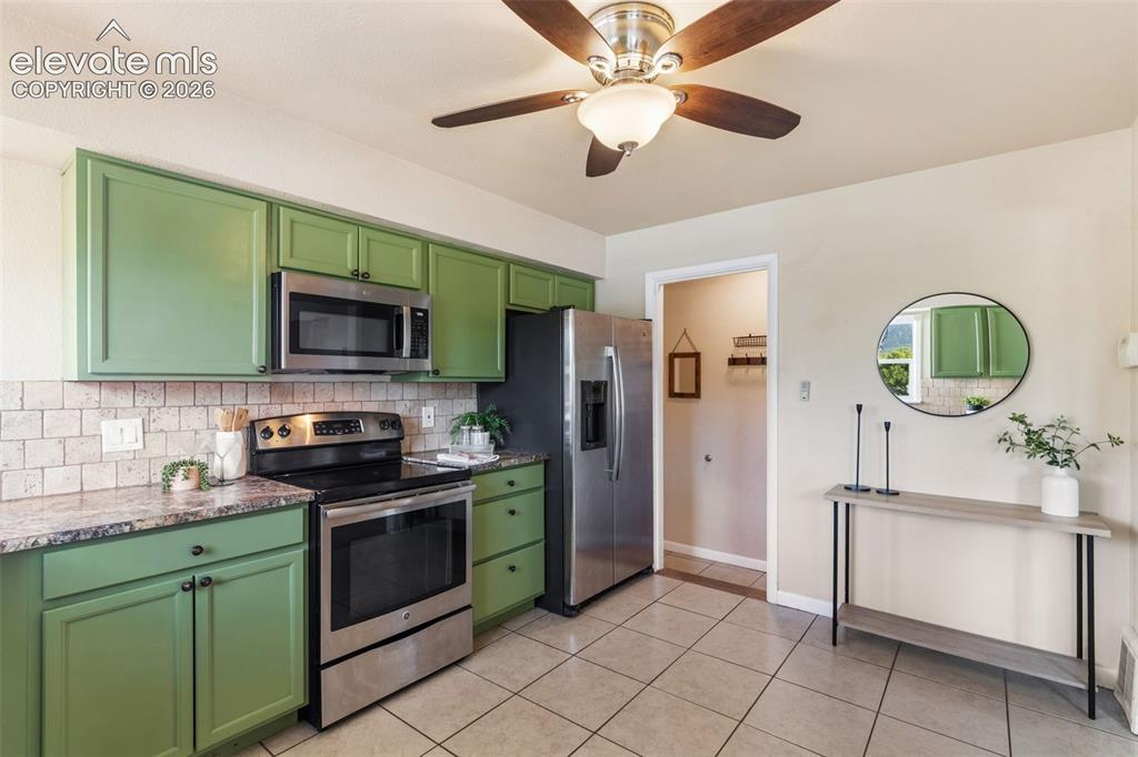 Image 10 of 47: Kitchen