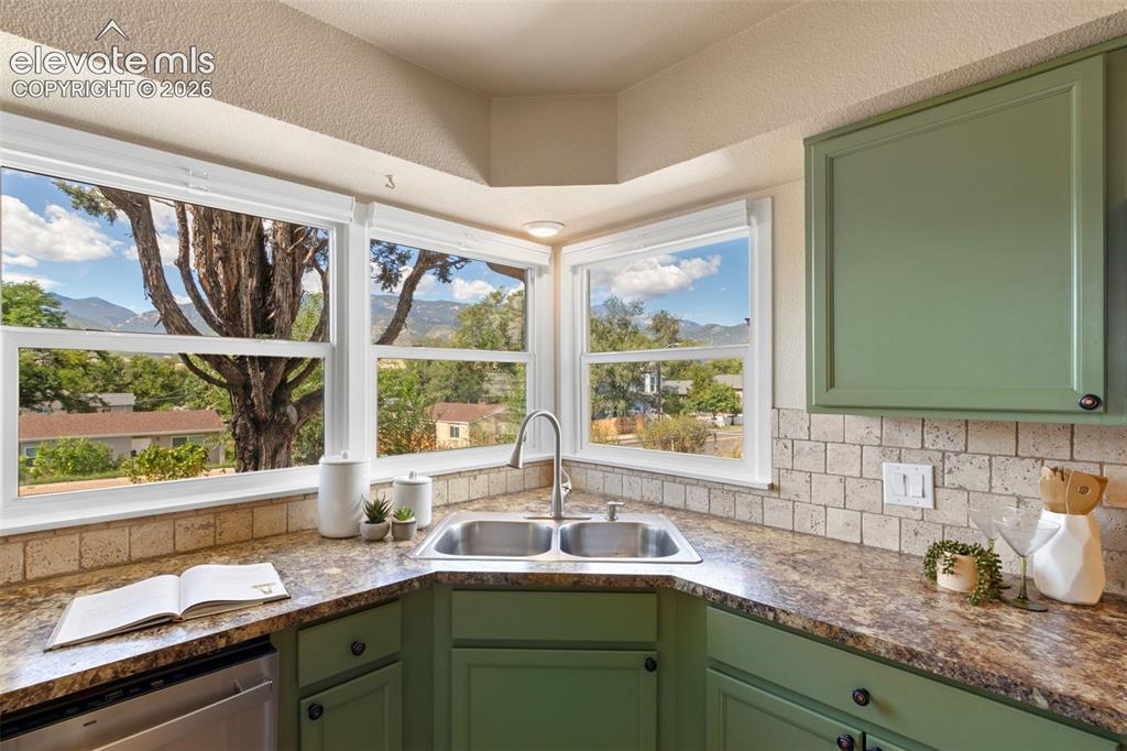 Image 7 of 47: Kitchen
