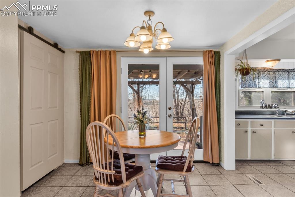 Image 14 of 48: Dining Area