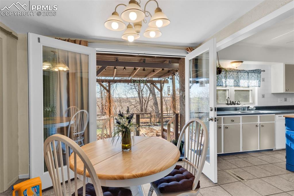 Image 15 of 48: Dining Area