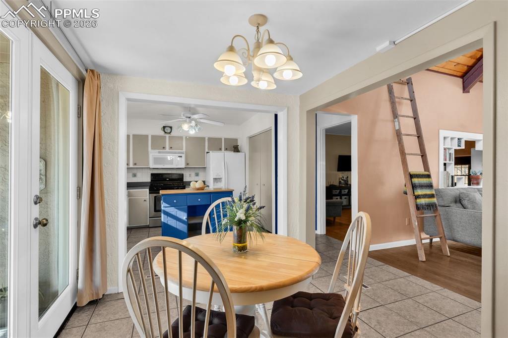 Image 16 of 48: Dining Area