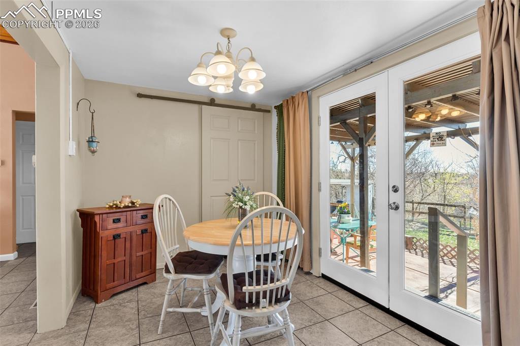 Image 17 of 48: Dining Area