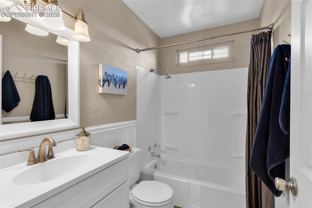 Image 30 of 48: Bathroom