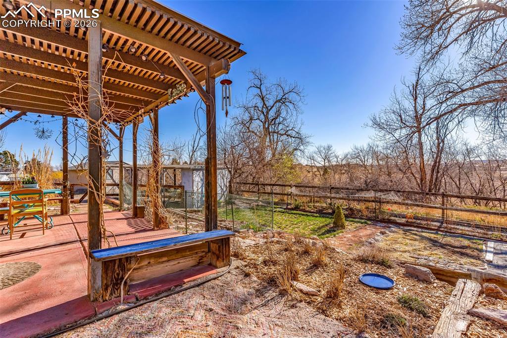 Image 32 of 48: Yard