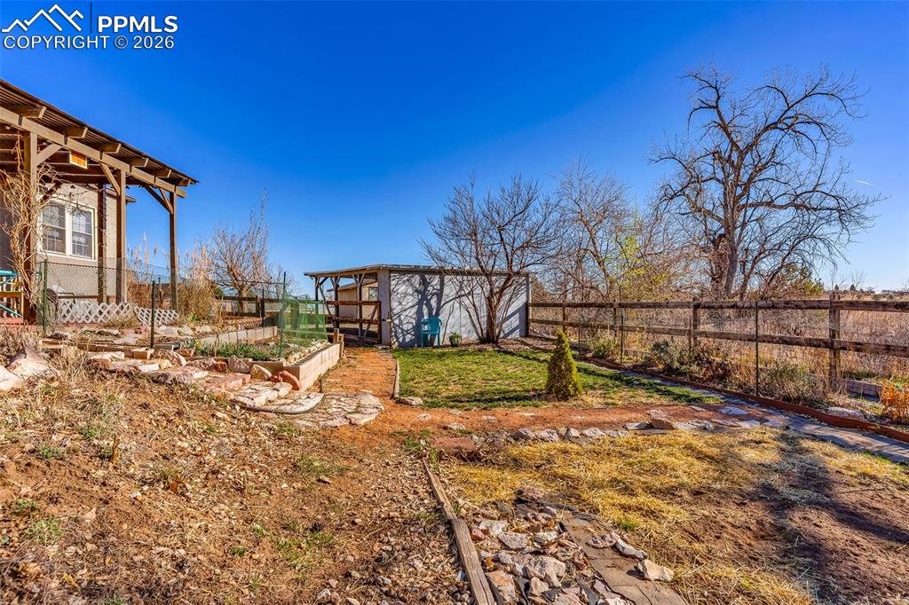 Image 36 of 48: Yard