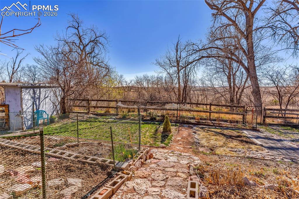 Image 37 of 48: Yard