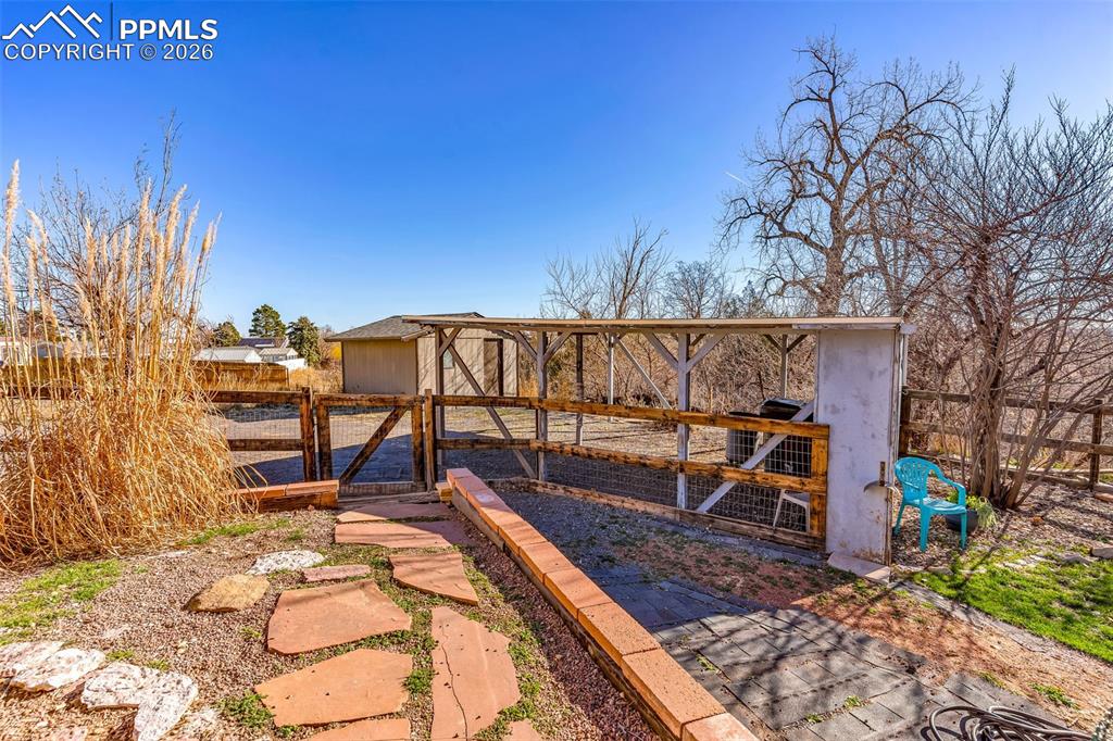 Image 38 of 48: Yard