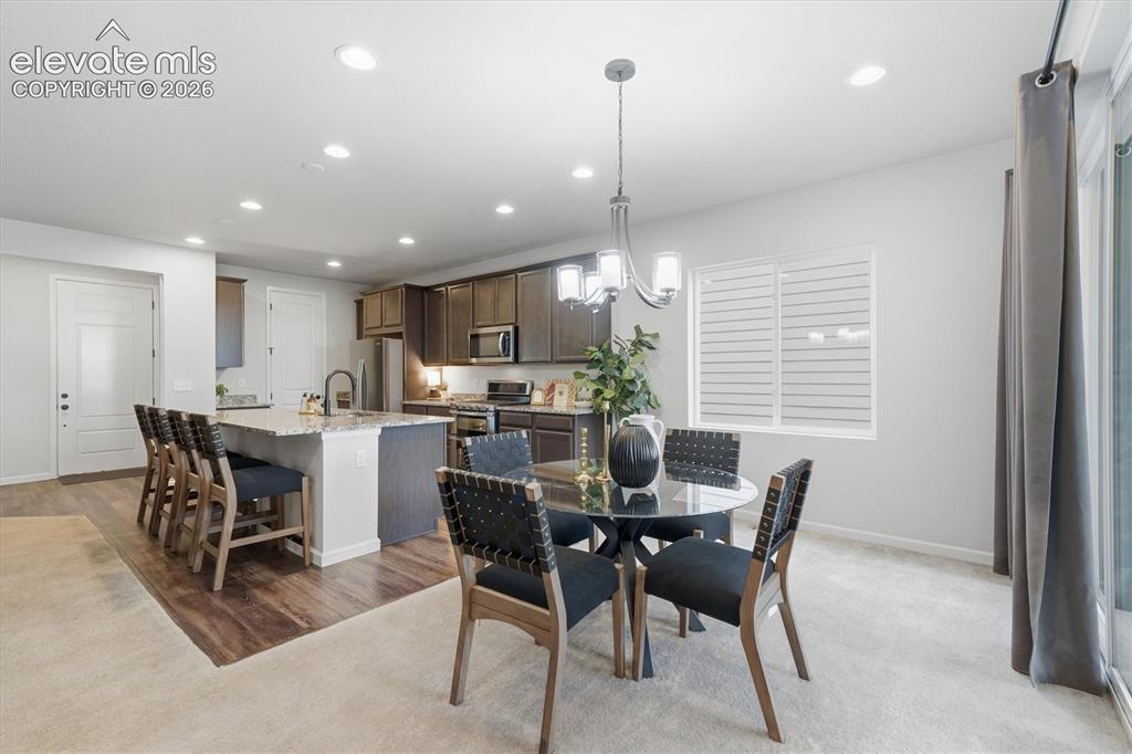 Image 11 of 50: Dining Area