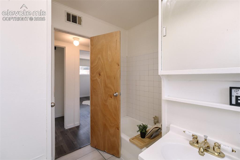 Image 17 of 29: Bathroom
