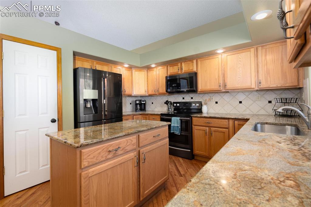 Image 8 of 33: Kitchen