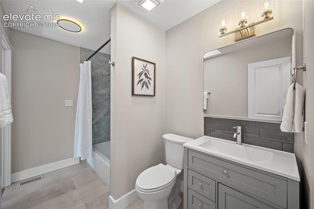 Image 21 of 42: Bathroom