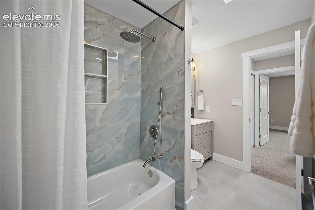 Image 23 of 42: Bathroom