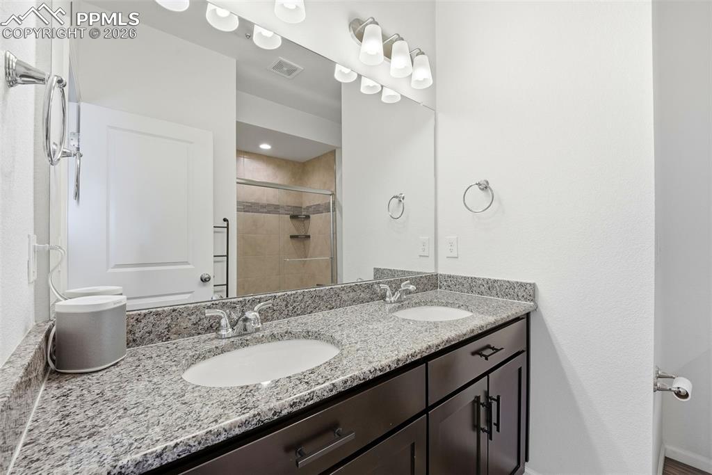 Image 24 of 48: Bathroom