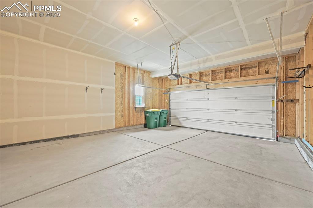 Image 20 of 47: Garage