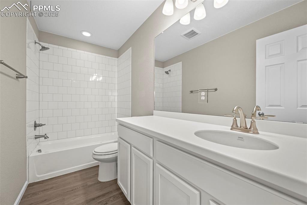 Image 31 of 47: Bathroom