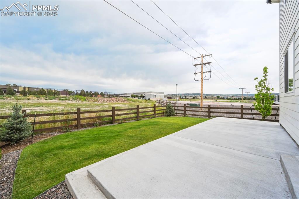 Image 39 of 47: Yard