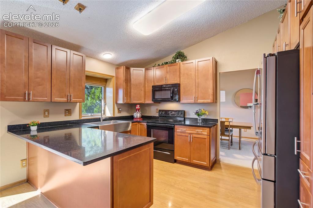 Image 14 of 50: Kitchen