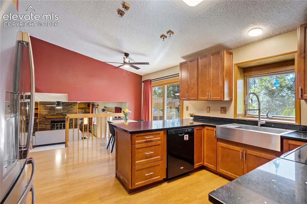 Image 15 of 50: Kitchen