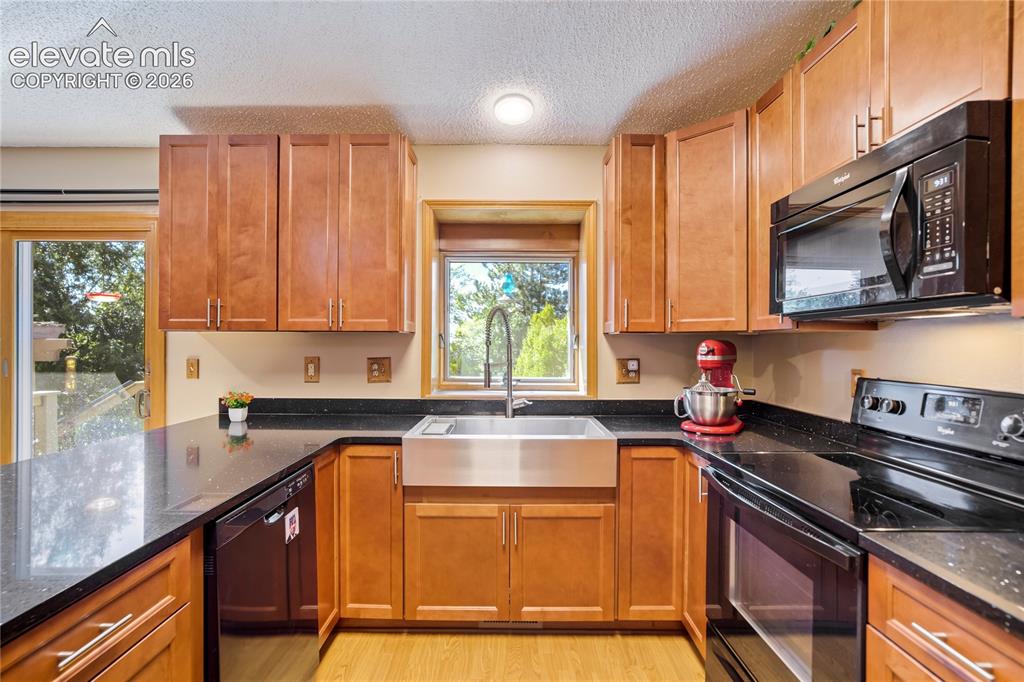 Image 16 of 50: Kitchen