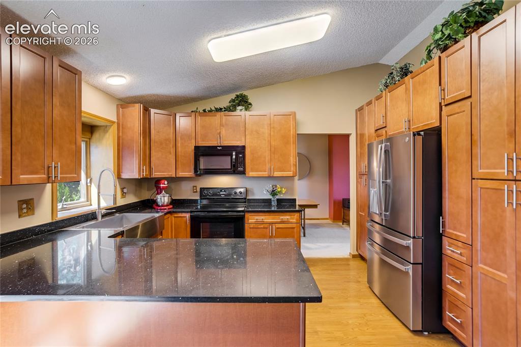 Image 17 of 50: Kitchen