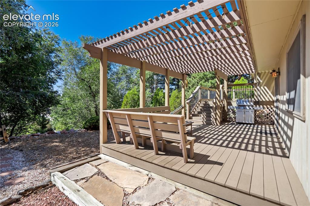Image 44 of 50: Deck