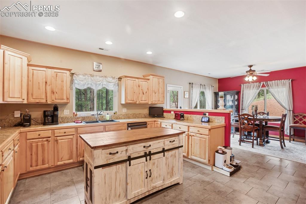 Image 13 of 33: Kitchen