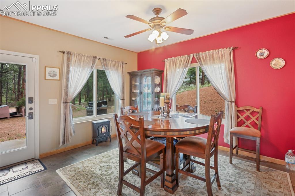 Image 15 of 33: Dining Area