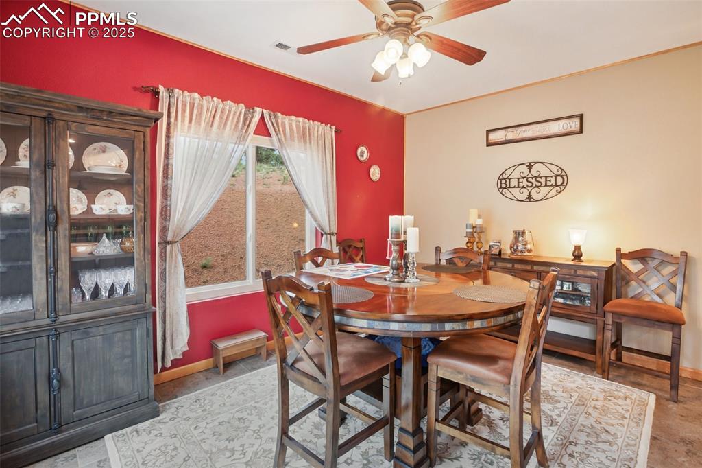 Image 16 of 33: Dining Area