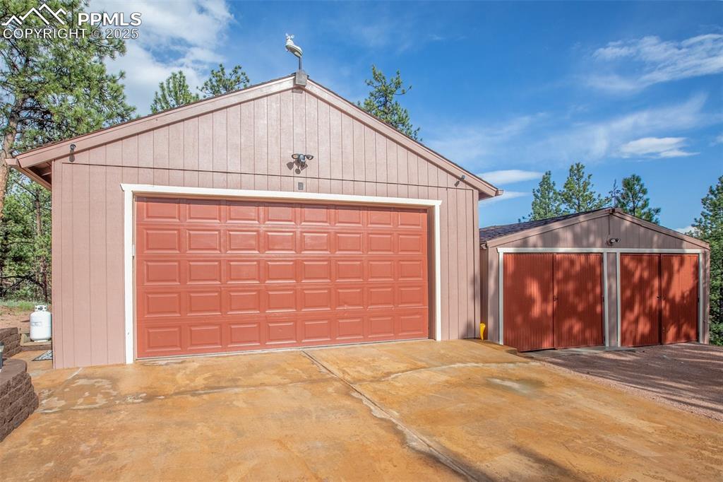 Image 30 of 33: Garage