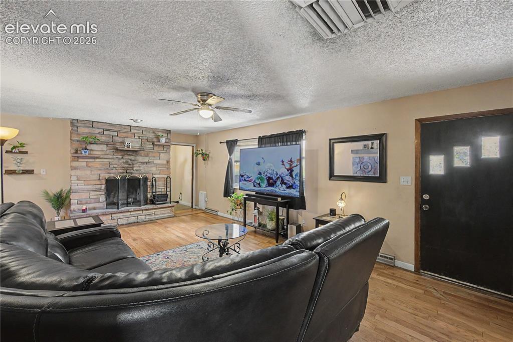 Image 11 of 42: Living Room