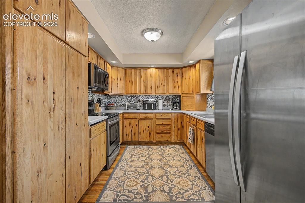 Image 18 of 42: Kitchen