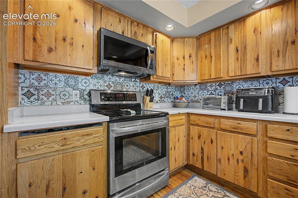 Image 19 of 42: Kitchen