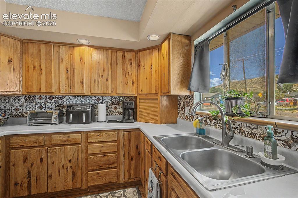 Image 20 of 42: Kitchen