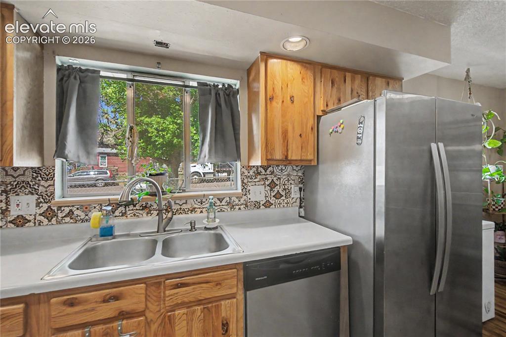 Image 21 of 42: Kitchen