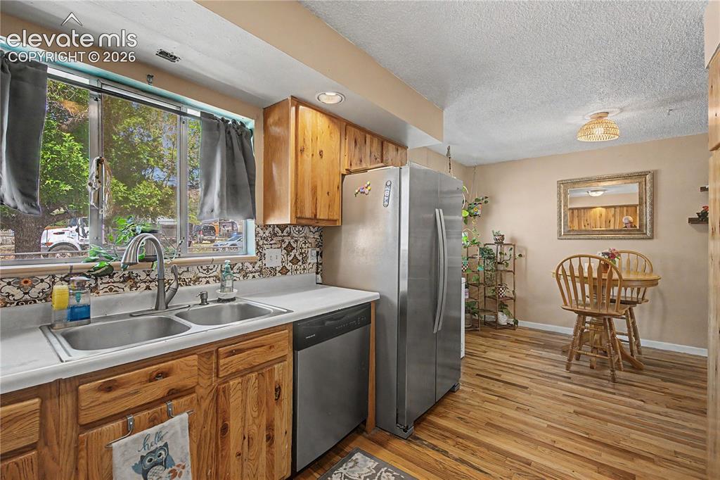 Image 22 of 42: Kitchen