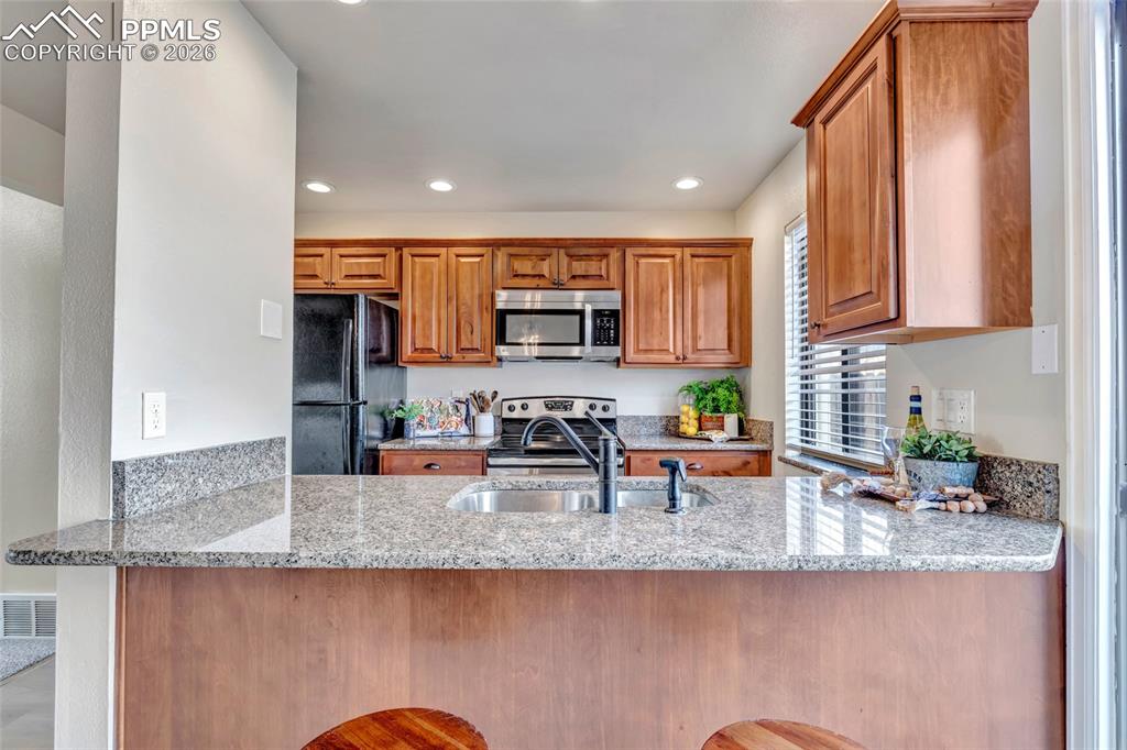 Image 11 of 24: Kitchen