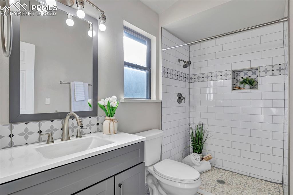 Image 23 of 24: Private bath off 2nd bedroom