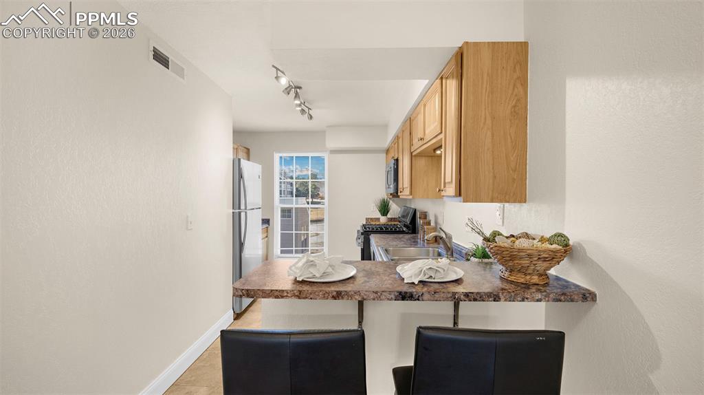 Image 12 of 27: Kitchen